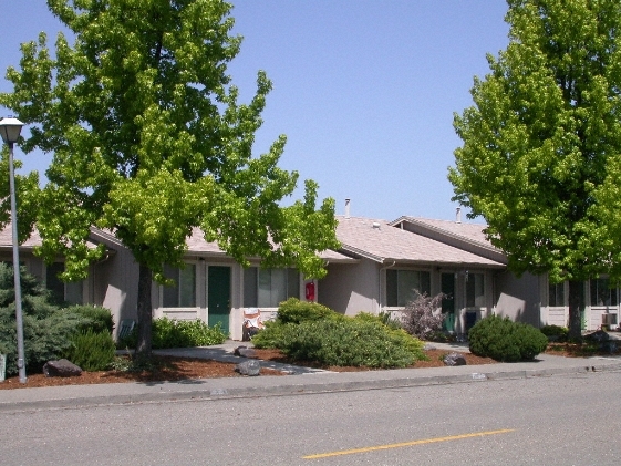 1560 N Bush St in Ukiah, CA - Building Photo