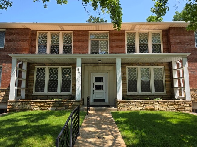 8241 Delmar Blvd, Unit 1W in St. Louis, MO - Building Photo - Building Photo