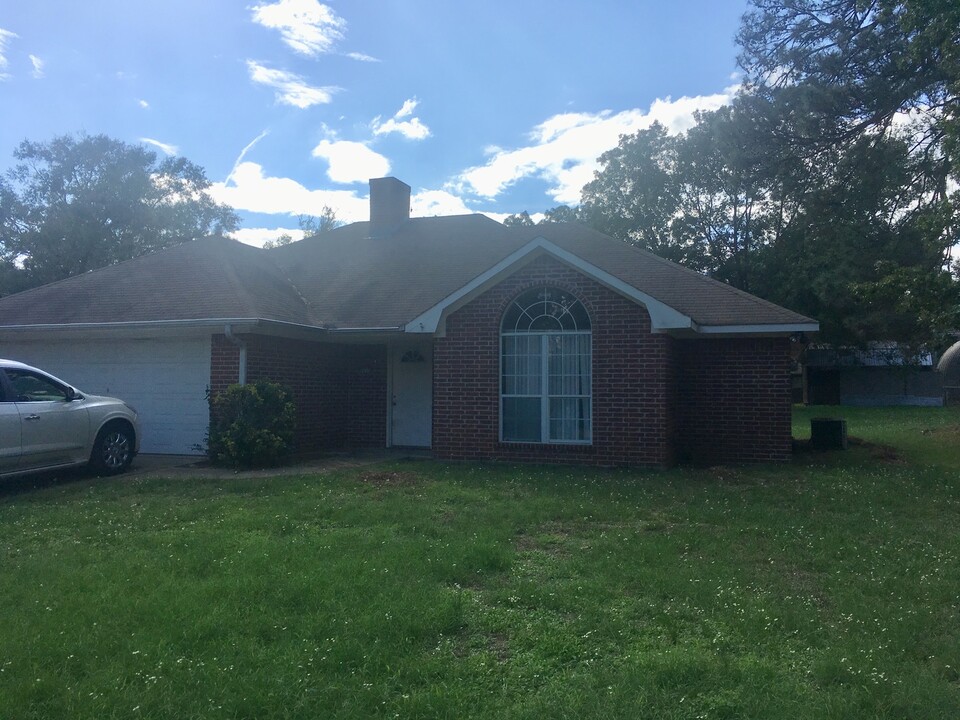 2015 Ashley Dr in Gladewater, TX - Building Photo