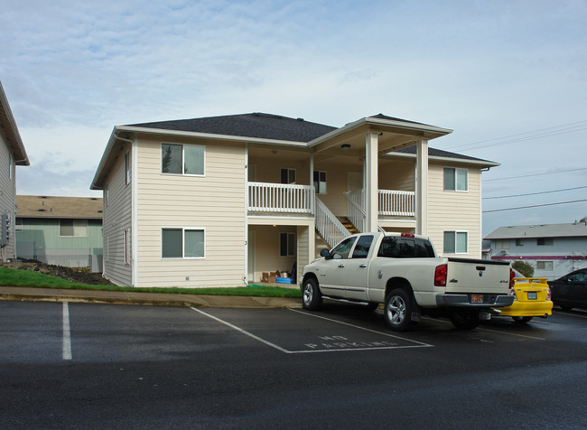 2941 W Lorraine Ave in Roseburg, OR - Foto de edificio - Building Photo