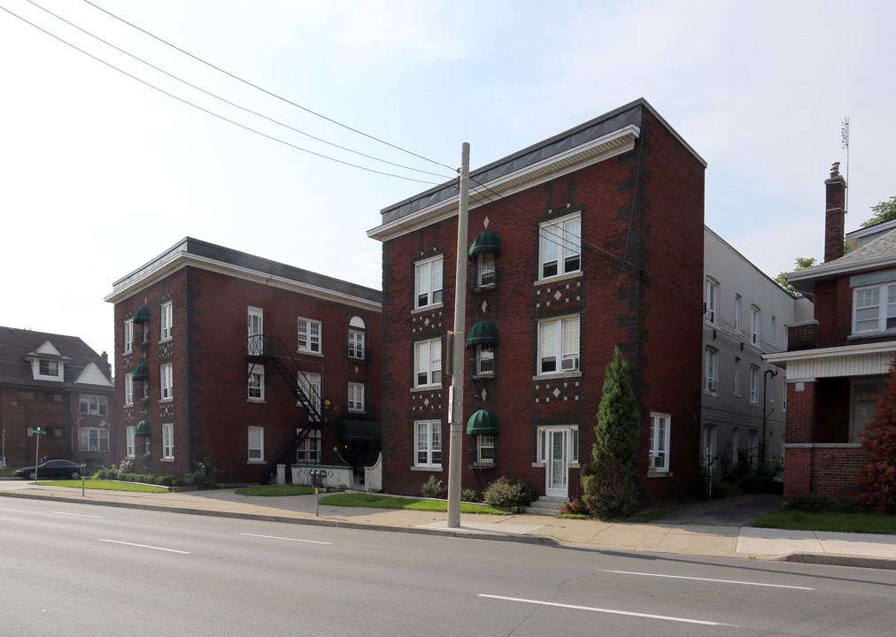 932 King St E in Hamilton, ON - Building Photo