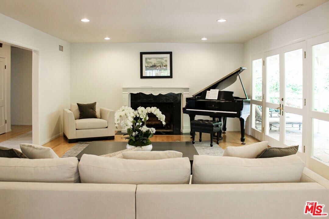 1079 Marilyn Dr in Beverly Hills, CA - Building Photo