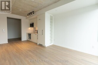 689-689 The Queensway in Toronto, ON - Building Photo - Building Photo