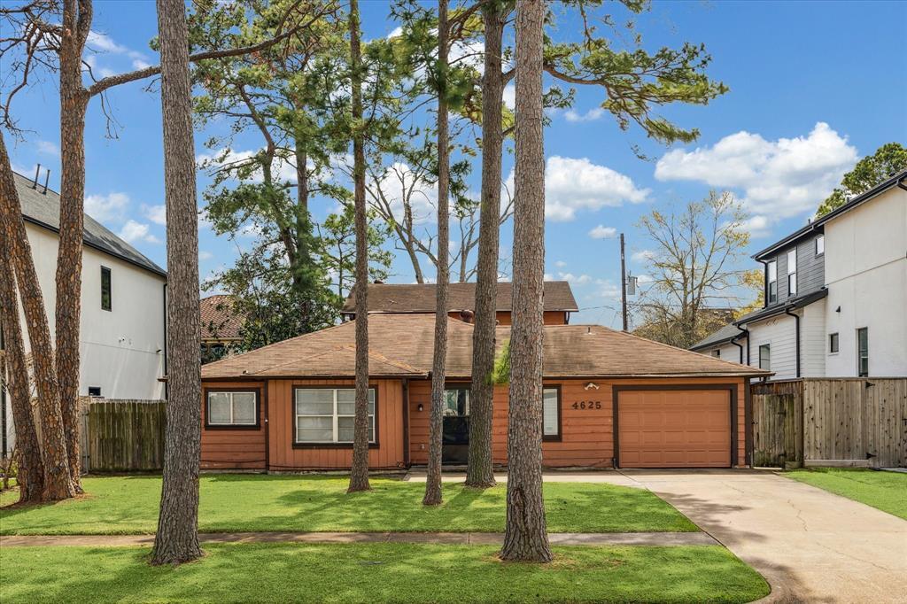 4625 Holly St in Bellaire, TX - Building Photo