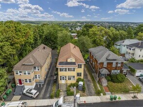 17 Tesla Ave, Unit 2 in Medford, MA - Foto de edificio - Building Photo