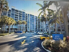200 Leslie Dr in Hallandale Beach, FL - Building Photo
