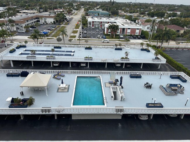 301 Lake Shore Dr in Lake Park, FL - Building Photo - Building Photo