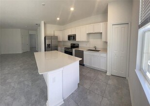 2440 Skyline Lp in Kissimmee, FL - Building Photo - Building Photo
