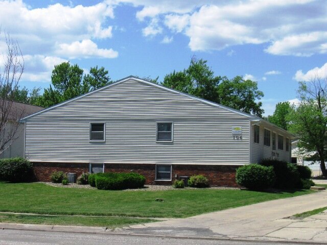 104 W Shelbourne Dr in Normal, IL - Foto de edificio