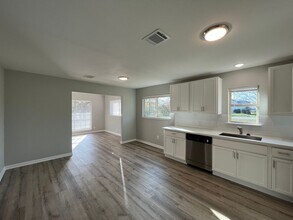 1942 Center St in Baytown, TX - Building Photo - Building Photo