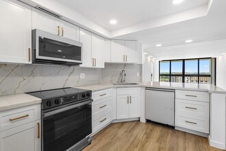 2400 Presidential Way, Unit 9010 in West Palm Beach, FL - Building Photo - Building Photo