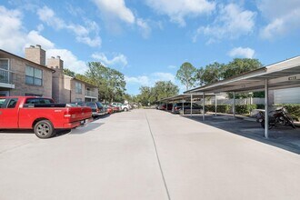 2110 Wilcrest Dr in Houston, TX - Foto de edificio - Building Photo