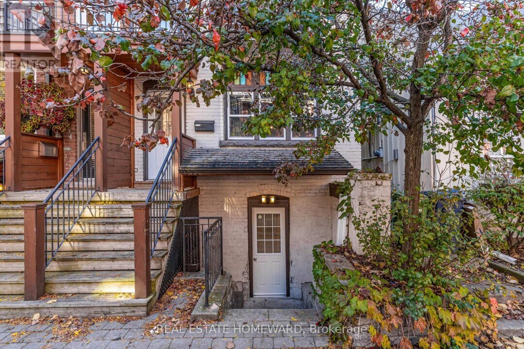 208 Ontario St in Toronto, ON - Building Photo