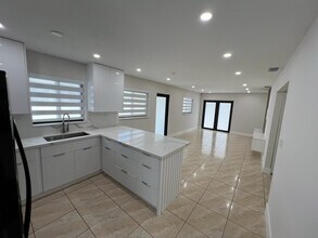 160 E 34th St in Hialeah, FL - Building Photo - Building Photo