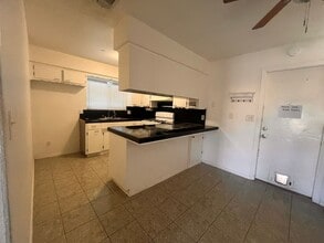 1380 Elaine Dr in Hanford, CA - Building Photo - Building Photo