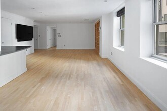 253 W 73rd St in New York, NY - Building Photo - Building Photo