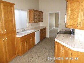 537 E Oakridge Ct in Visalia, CA - Foto de edificio - Building Photo