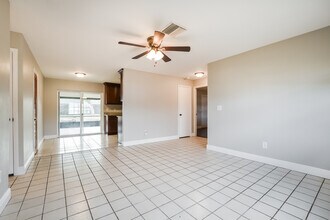 1025 Ireland Dr in Deltona, FL - Building Photo - Building Photo