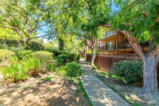 25676 University Ct, Unit University in Hayward, CA - Building Photo - Building Photo