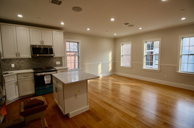276 Athens St, Unit PH in Boston, MA - Building Photo - Building Photo