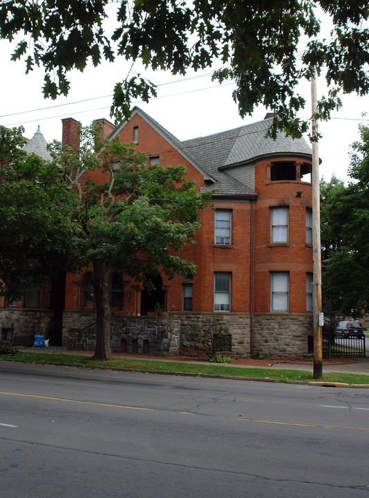 1319 Genesee St in Utica, NY - Foto de edificio