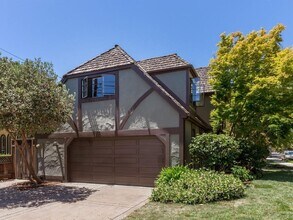1084 Fife Ave in Palo Alto, CA - Foto de edificio - Building Photo