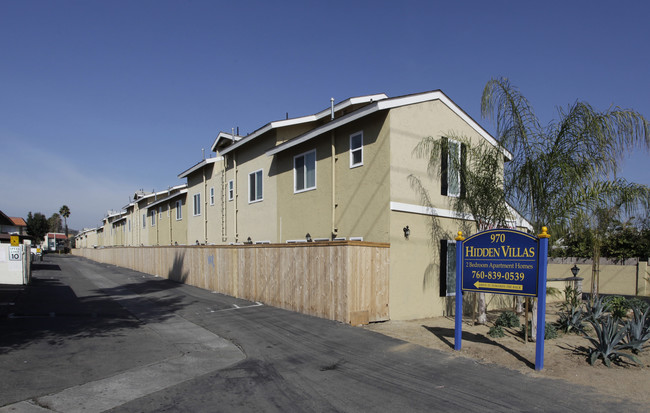 Mizner Town Home Apartments in Escondido, CA - Foto de edificio - Building Photo