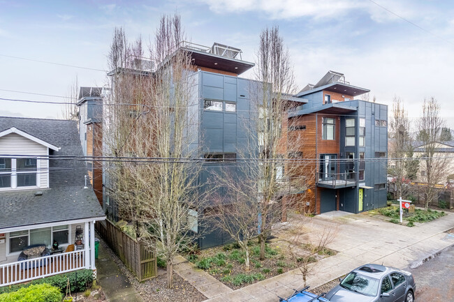 Sacramento Lofts in Portland, OR - Foto de edificio - Building Photo