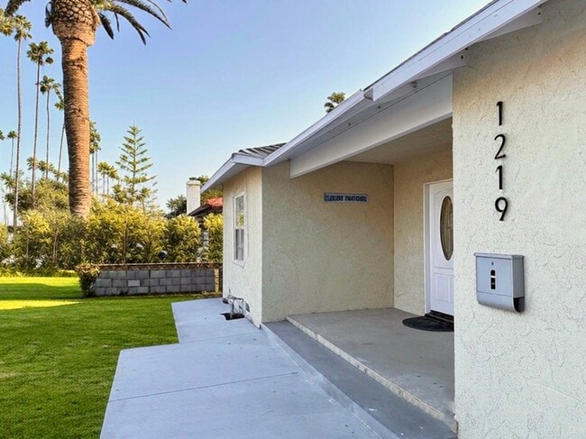 1219 N Azusa Ave