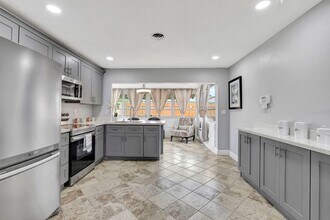 4901 NW 27th Way in Fort Lauderdale, FL - Building Photo - Building Photo