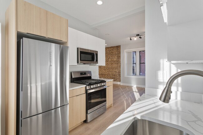 7421 N Clark St in Chicago, IL - Building Photo - Building Photo