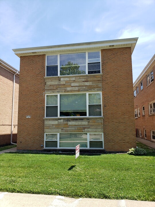 5533 N Mango Ave, Unit 1st floor apartment in Chicago, IL - Foto de edificio