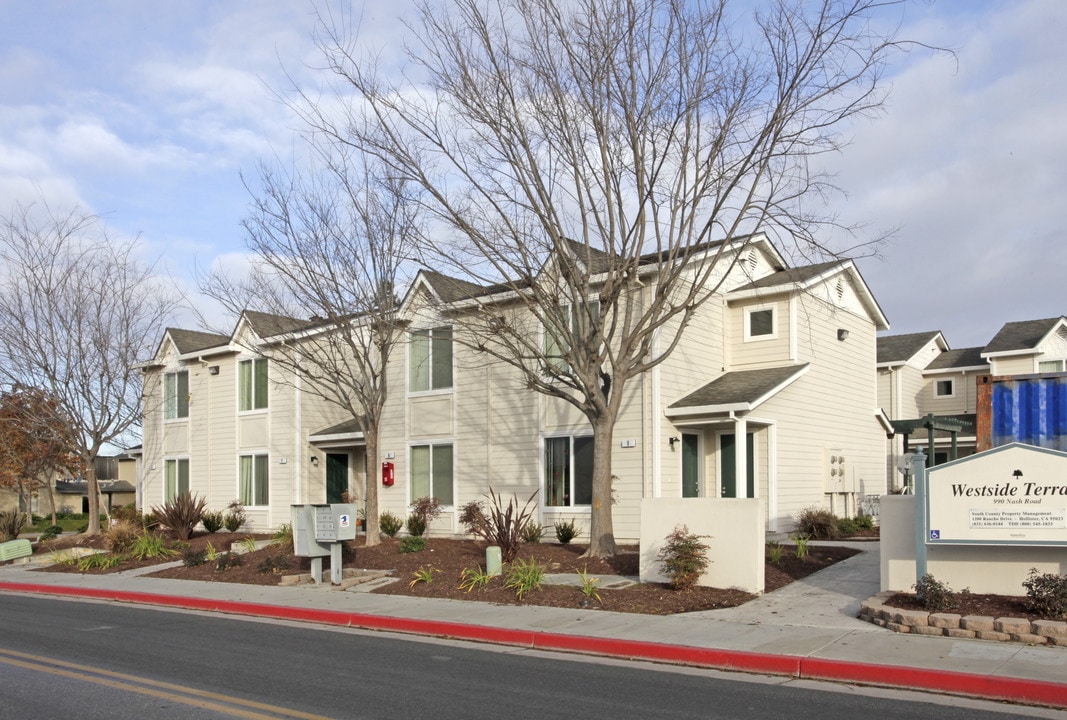 Westside Terrace in Hollister, CA - Foto de edificio