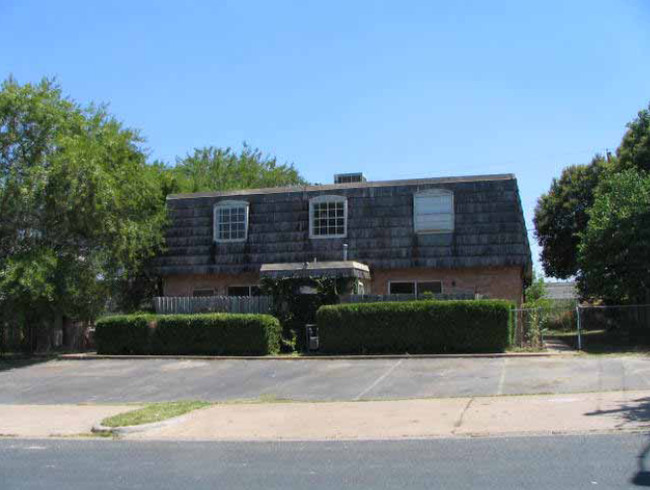 2221 Mission Hill Cir in Austin, TX - Foto de edificio - Building Photo