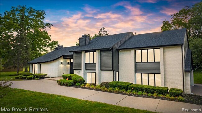 property at 3332 Barlyn Ln