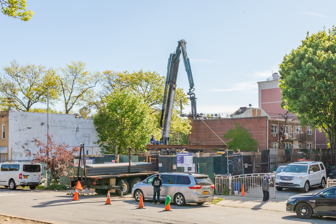 110-36 Saultell Ave in Flushing, NY - Building Photo