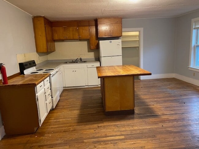 18 Central St in Windsor, VT - Building Photo - Building Photo