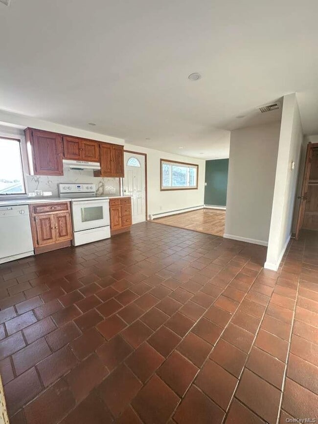 81 10th Ave in West Babylon, NY - Building Photo - Building Photo