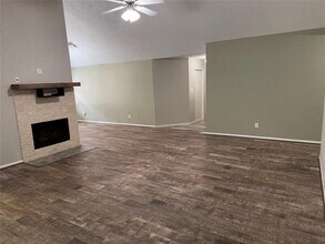 10906 Rustling Winds Dr in Houston, TX - Building Photo - Building Photo