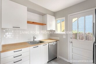 6118 SE Reedway St in Portland, OR - Building Photo - Building Photo