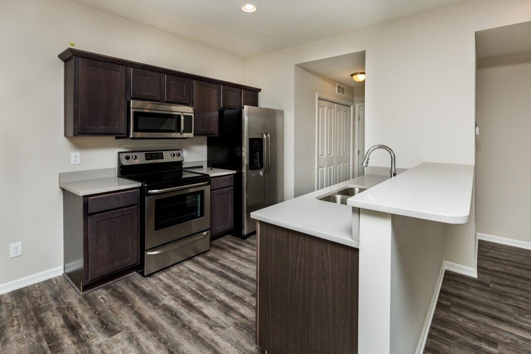 801 SE 10th Ln in Grimes, IA - Foto de edificio