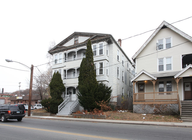 915 S Main St in Waterbury, CT - Foto de edificio - Building Photo