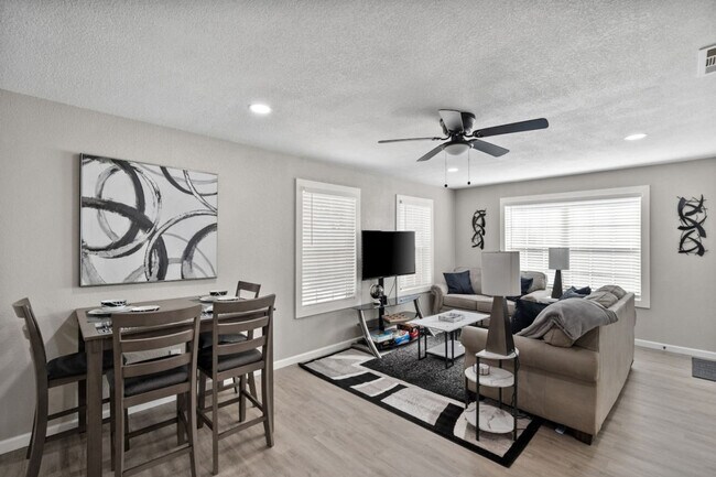 826 Dalworth St in Grand Prairie, TX - Foto de edificio - Building Photo
