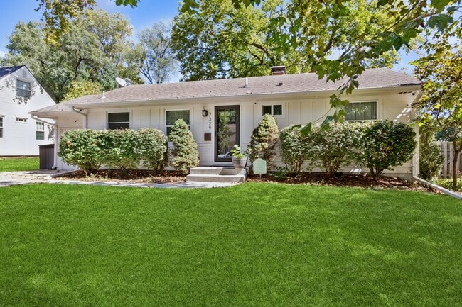 7329 Ash St in Prairie Village, KS - Building Photo - Building Photo