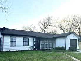 5634 Belneath St in Houston, TX - Building Photo