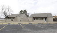 Woodlawn Apartments in Wellington, KS - Building Photo - Building Photo