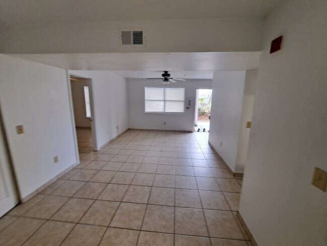 2360 SW Archer Rd in Gainesville, FL - Foto de edificio - Building Photo