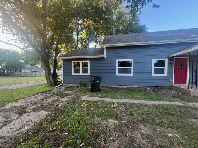 property at 822 E 11th St