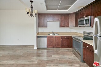 1167 S Hoover St in Los Angeles, CA - Building Photo - Interior Photo