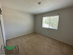697 Bourn Dr in Woodland, CA - Foto de edificio - Building Photo